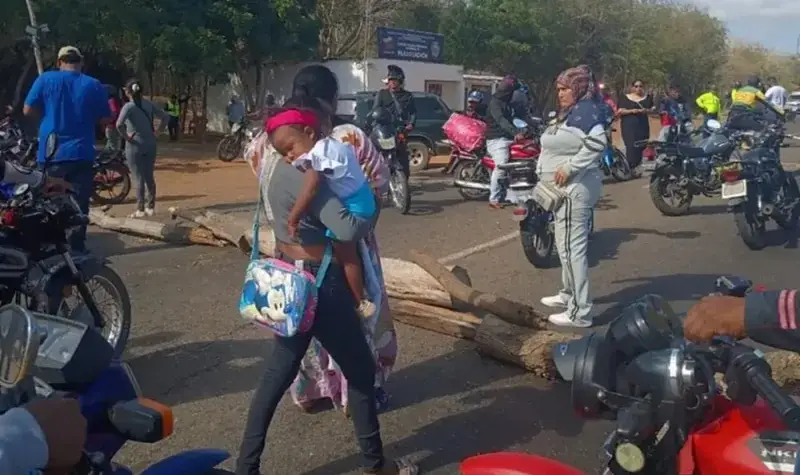 Protestan en el municipio Guajira por bloqueo fronterizo