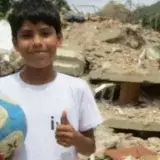 Un desconocido con barba ayuda a niño a mover escombros en Macuto