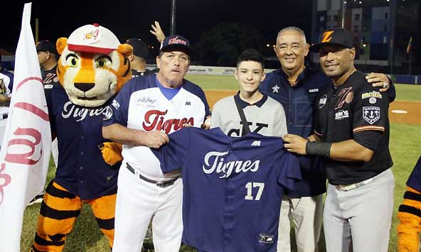 Tigres de Aragua rinden homenaje a Álex Romero