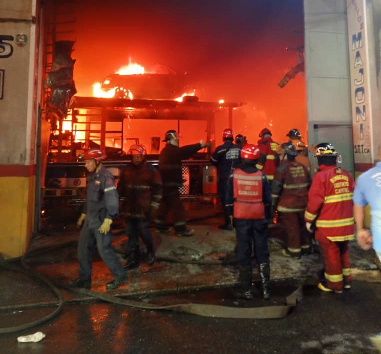 Efectivos del SNGR sofocaron incendio en taller mecánico de Santa Rosalía