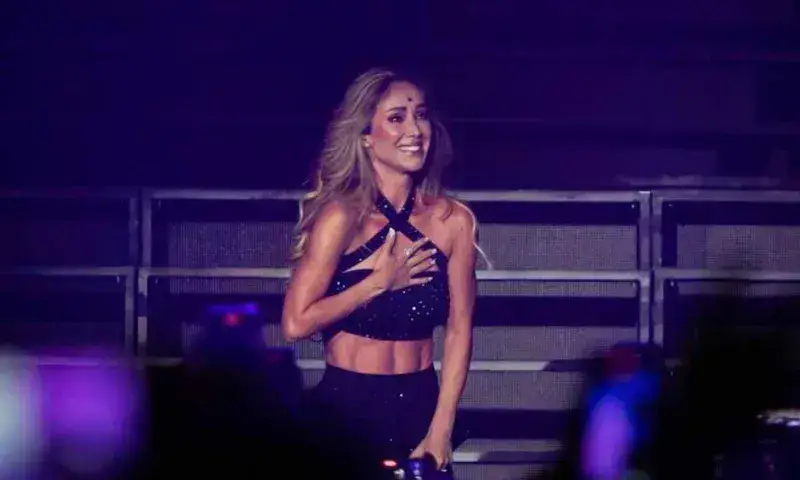 Anahí recibe fuerte golpe durante uno de sus conciertos con RBD