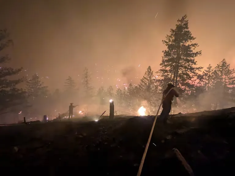 Incendio en Columbia Británica fuerza salida de 20.000 personas