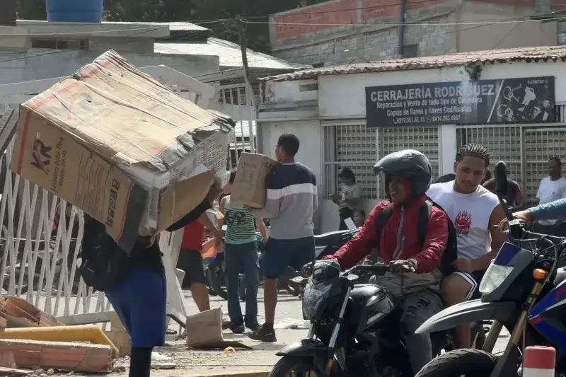 Saqueos en comercios de La Guaira tras los terremotos que sacudieron el centro‑norte de Venezuela