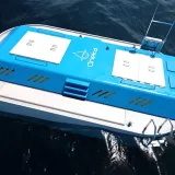 
			Esta desalinizadora flotante y sin electricidad trata agua para 1.500 personas al día. Solo con las olas del mar		