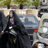 Clausuran 150 comercios en Irán porque empleadas no usan velo