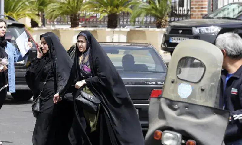 Clausuran 150 comercios en Irán porque empleadas no usan velo