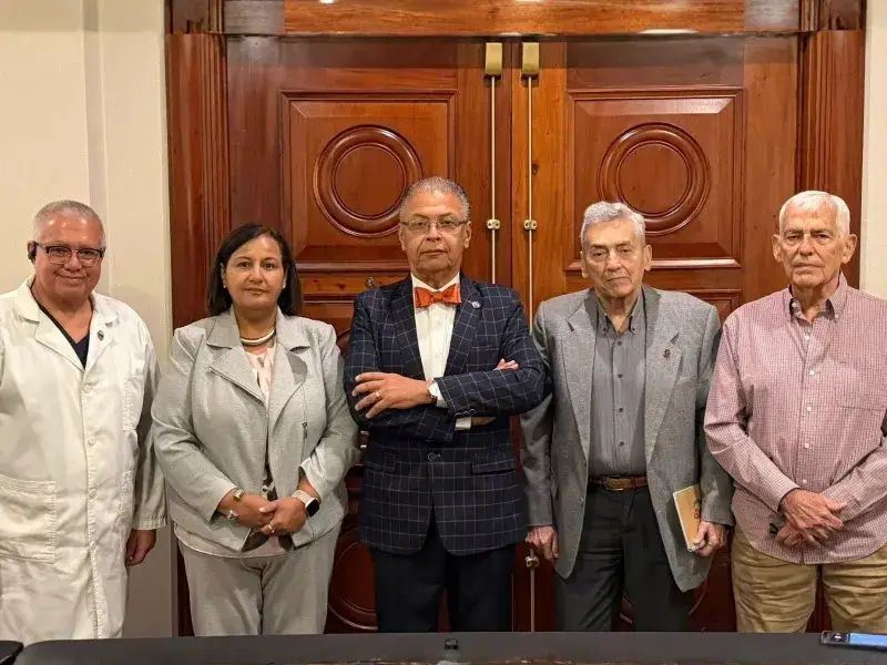Médicos urgen incluir la crisis sanitaria en el diálogo político