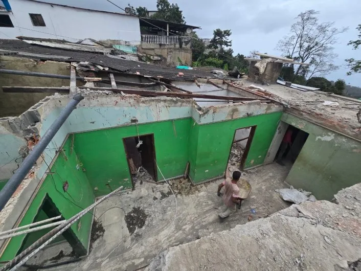 Vecinos de Carayaca limpian escombros ante falta de ayuda