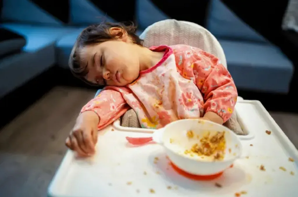 Por qué da sueño después de almorzar y cómo combatirlo