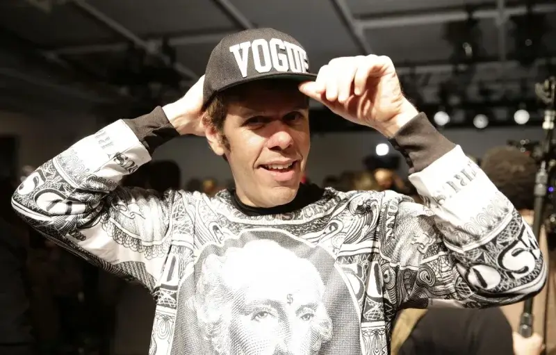 Perez Hilton requiere cirugía tras sufrir lesiones en un en vivo