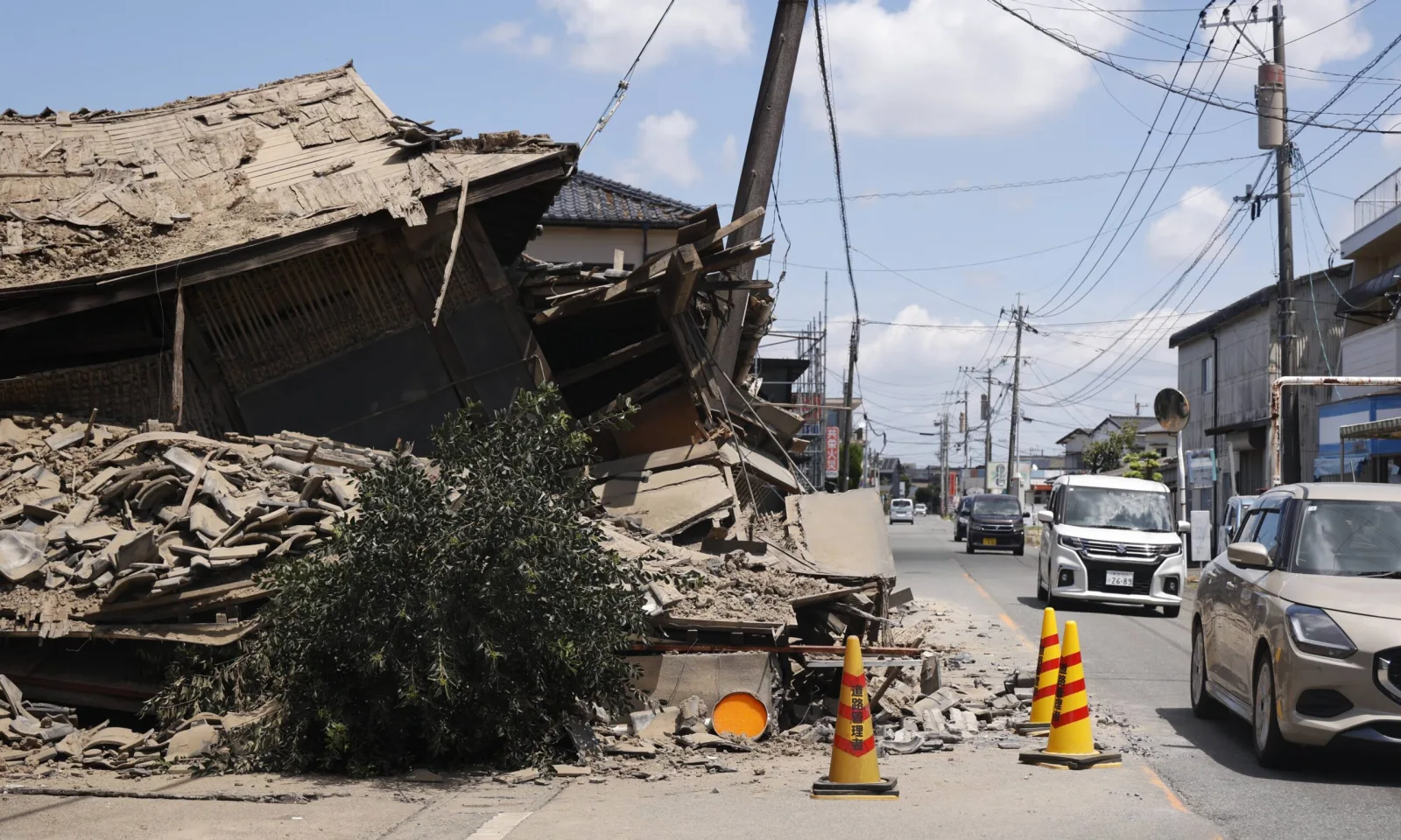 Suman 35 las víctimas del sismo en Japón y sigue el rescate