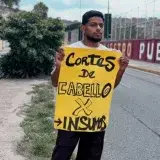 Un barbero en Caracas cambia cortes gratis por insumos para familias damnificadas