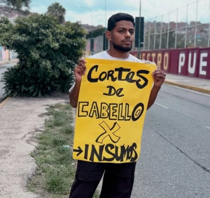 Un barbero en Caracas cambia cortes gratis por insumos para familias damnificadas