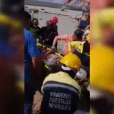 Rescate de hombre entre escombros en Tucacas tras derrumbe tras sismos
