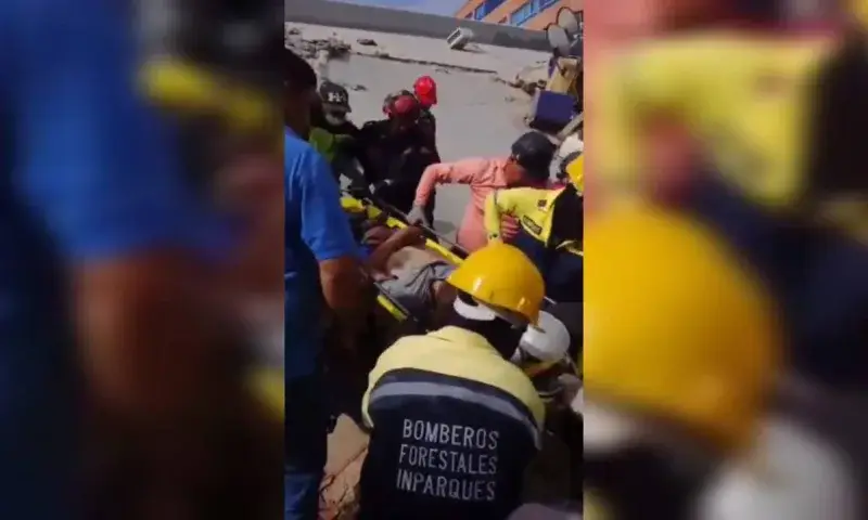 Rescate de hombre entre escombros en Tucacas tras derrumbe tras sismos