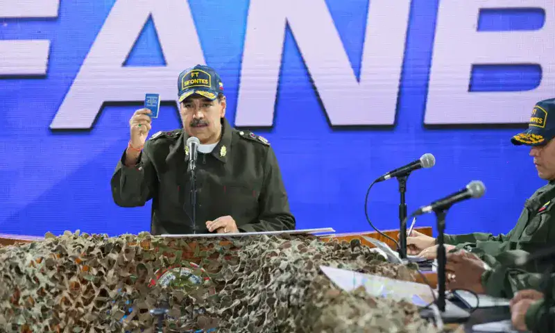 Maduro ordena "acción defensiva" ante llegada de buque británico a Guyana