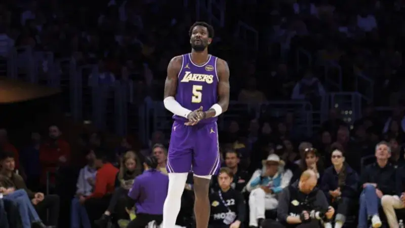 Lakers sacuden su plantilla con un canje que envía a DeAndre Ayton a Washington