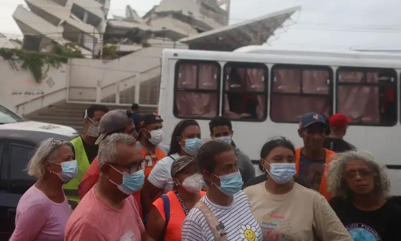 Familiares exigen acceso a maquinaria de rescate en La Guaira