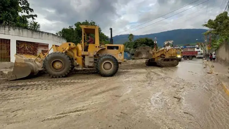 Llegan 22 máquinas pesadas a La Guaira para reforzar el rescate tras los terremotos