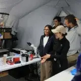 Delcy Rodríguez recorrió hospitales de campaña en La Guaira y habló con rescatistas