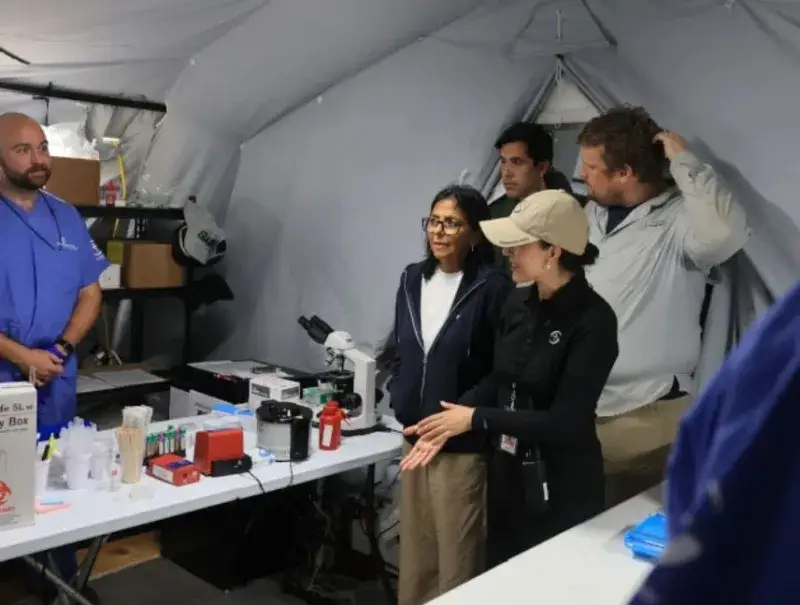 Delcy Rodríguez recorrió hospitales de campaña en La Guaira y habló con rescatistas