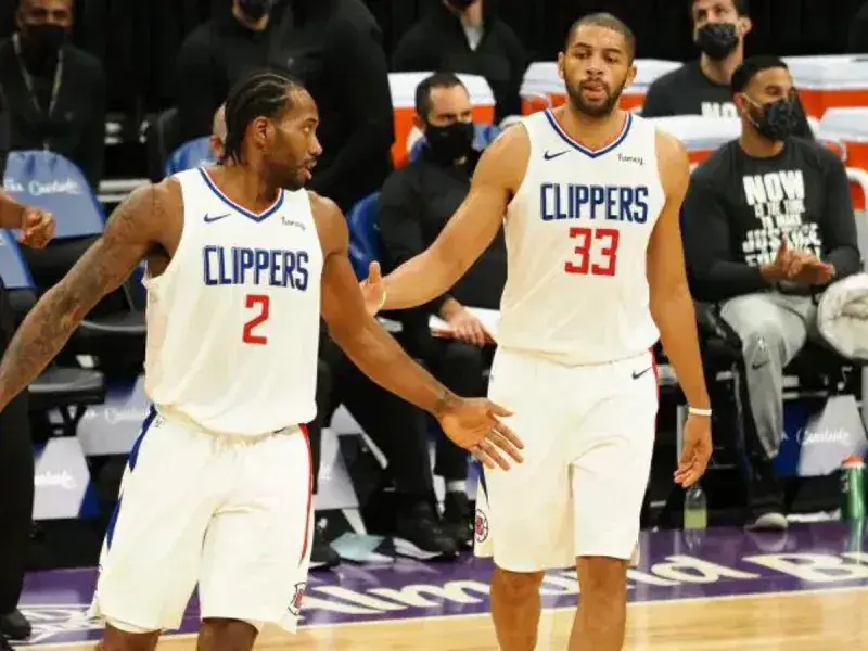 Kawhi Leonard con desgarro de menisco en su rodilla