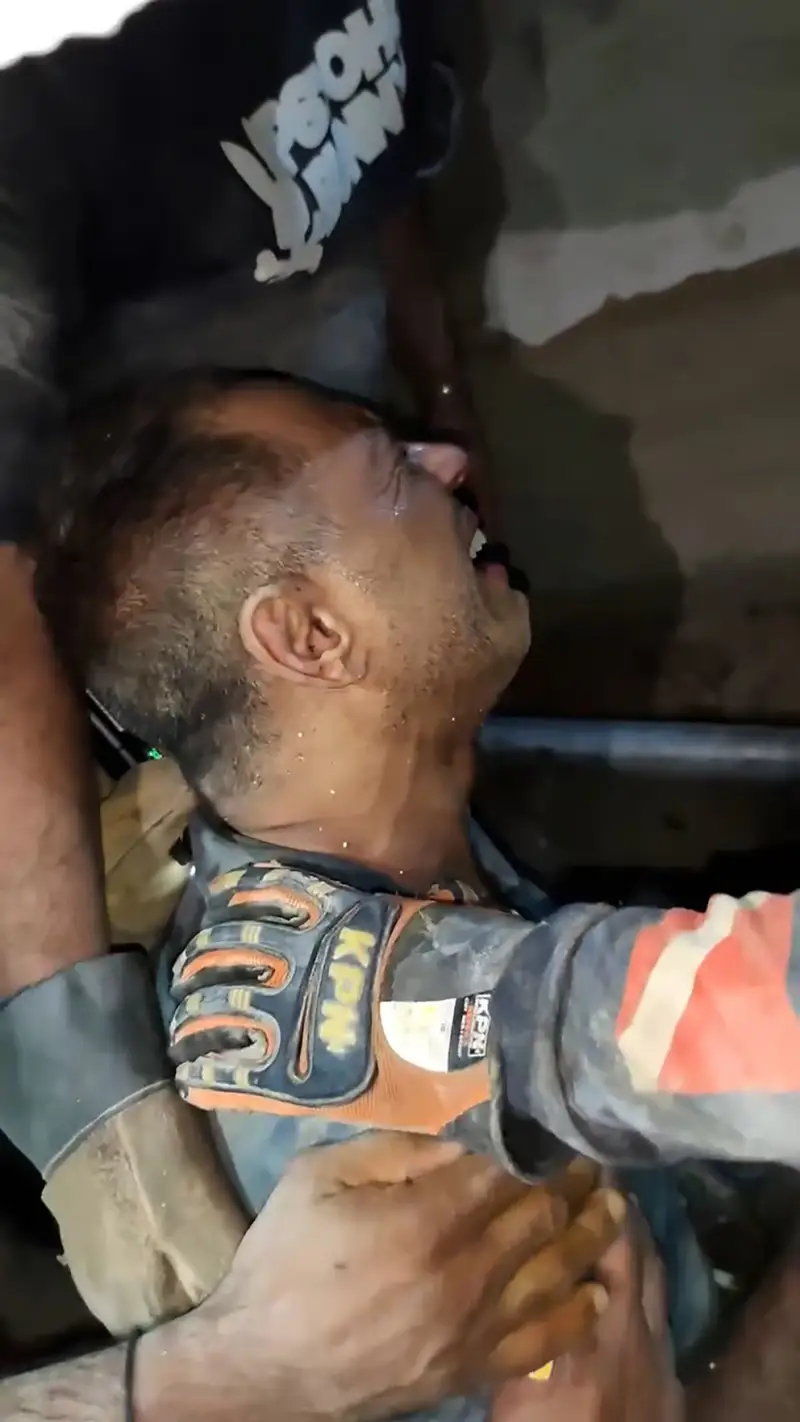 Rescatan con vida a Arnaldo y Richard tras más de 30 horas bajo escombros en La Guaira