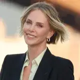 Charlize Theron destaca su short bob y color rubio a los 50