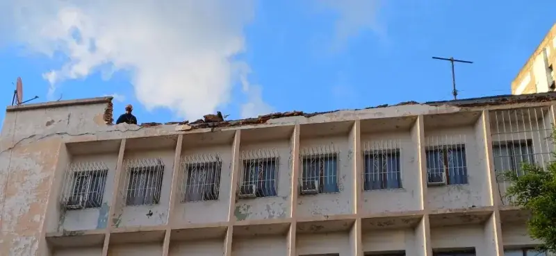 Retiraron cornisa inestable en edificio de Sabana Grande