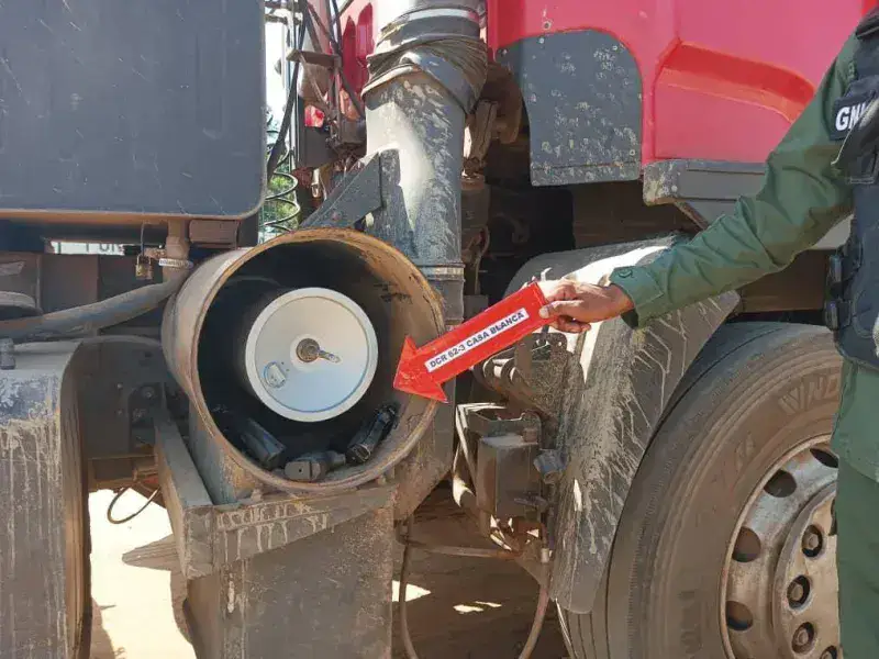 Fanb incauta 11 armas de fuego ocultas en una gandola en Bolívar