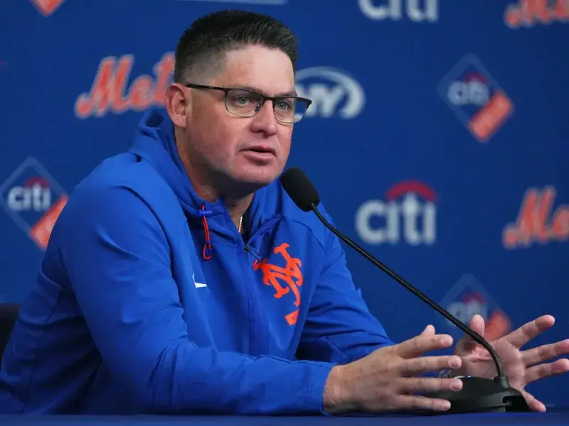 Carlos Mendoza exige mejor defensa tras la derrota de los Mets ante los Cachorros