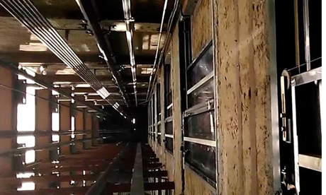 Muere mujer tras desprenderse ascensor en La Guaira