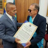 Rosales impuso condecoración al artista plástico Carmelo Niño