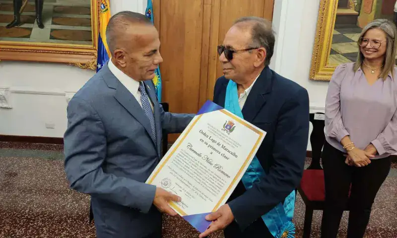 Rosales impuso condecoración al artista plástico Carmelo Niño