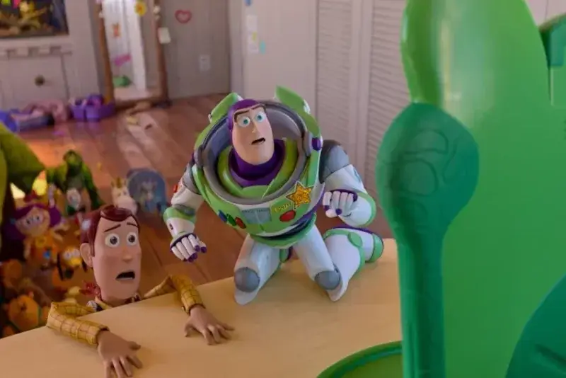 Toy Story 5 se mantiene en la cima y Supergirl cae al segundo lugar