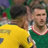Hincapié vio la roja por taparse la boca en el cierre del México-Ecuador