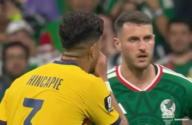 Hincapié vio la roja por taparse la boca en el cierre del México-Ecuador