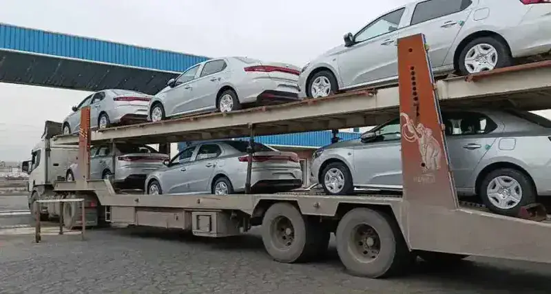 Lote de carros iraníes, marca Saina