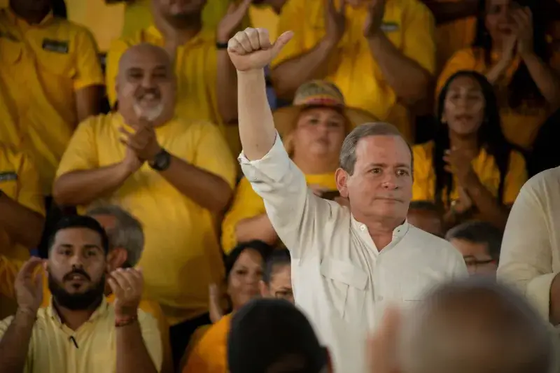 File:Juan Pablo Guanipa fist pump at the Primero Justicia event in Maracaibo, Zulia State.jpg