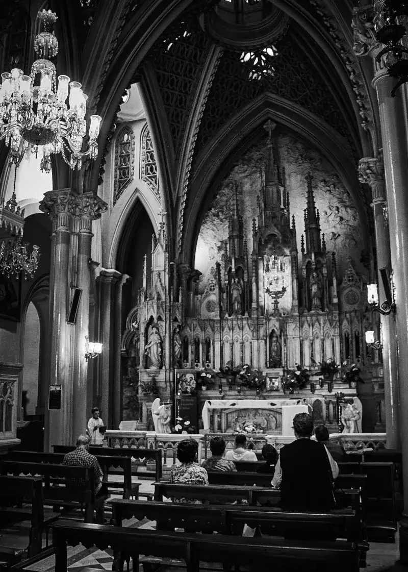 Black and white image of a mass in a Gothic cathedral in Caracas, Venezuela.