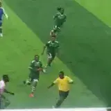 
				Un equipo de fútbol femenino ataca a un árbitro por no concederle un penalti en África (Video)			