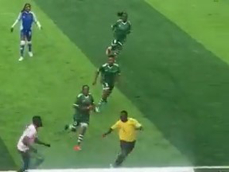 
				Un equipo de fútbol femenino ataca a un árbitro por no concederle un penalti en África (Video)			