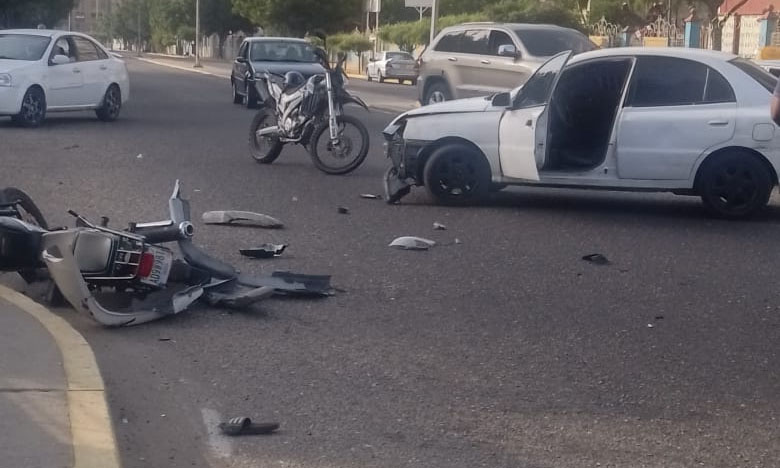 Accidente entre moto y vehículo deja a un policía herido en San Francisco