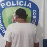 Arrestan a hombre que agredió y amenazó con cuchillo a su pareja