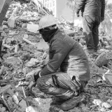 Rescue workers amidst rubble after an earthquake in Turkey, capturing resilience and teamwork.