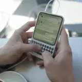 Clicks muestra en video su teléfono con aire de BlackBerry y teclado físico