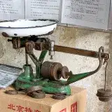 File:Old-school weighing scale at Zhaofujie Grocery (20220731084401).jpg