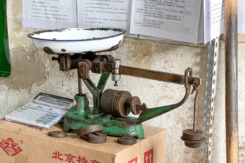 File:Old-school weighing scale at Zhaofujie Grocery (20220731084401).jpg