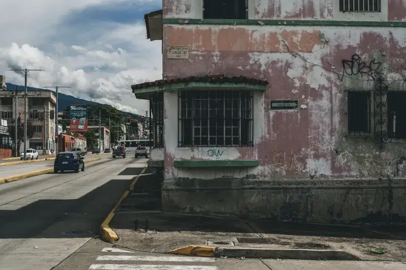 Explore the intriguing urban decay of an old house in Mérida, Venezuela, capturing the essence of forgotten structures.