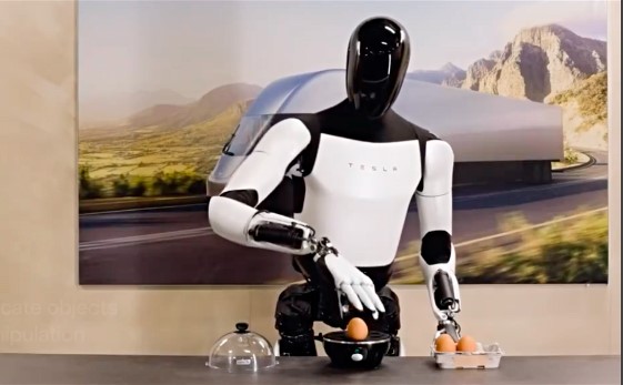 Tesla: nuevo robot humanoide manipula un huevo sin romperlo